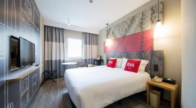 Ibis Urumqi Weixing Square Hotel Kültér fotó