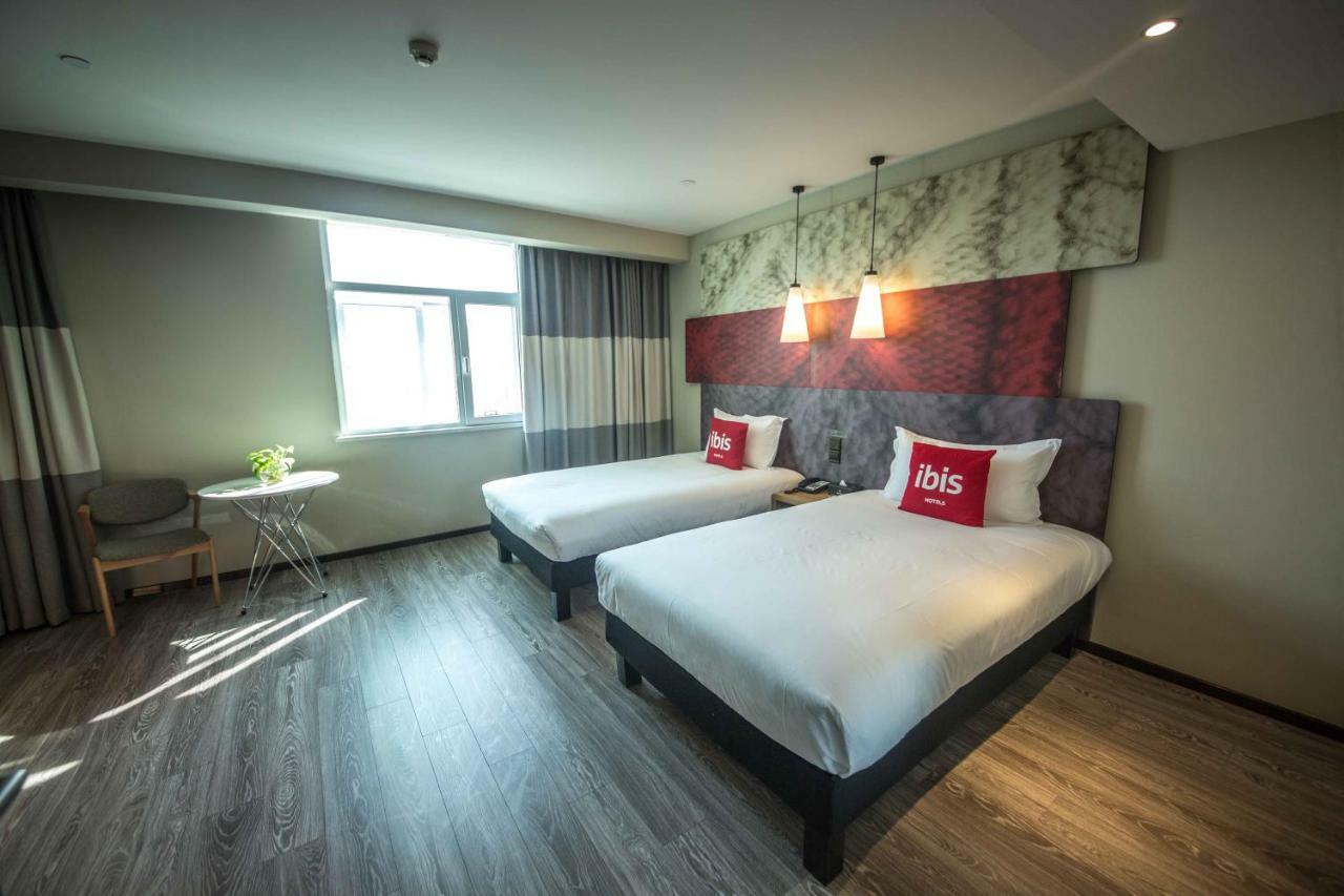 Ibis Urumqi Weixing Square Hotel Kültér fotó